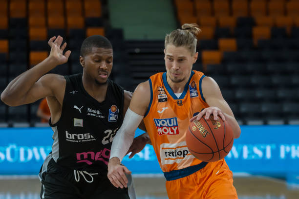 依然表现顽 依然表现顽